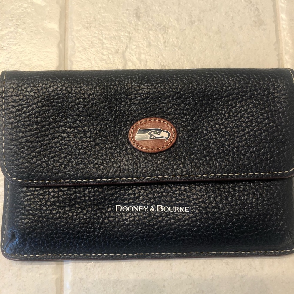 Like new Navy Dooney & Bourke Seahawks wristlet w/pockets for cash and cards.